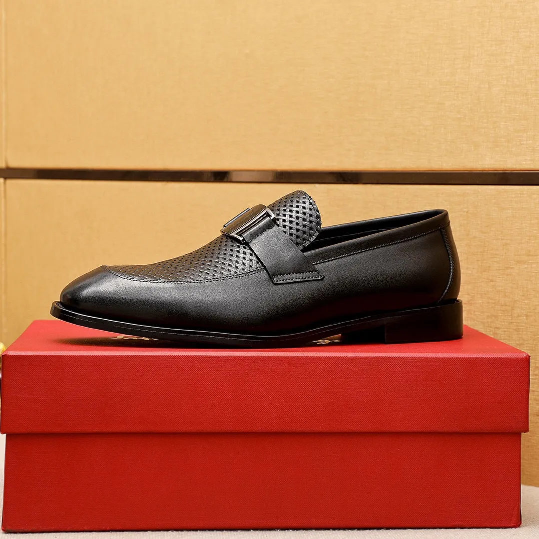 Men's shoes 💰460 💐 Product trademark: Ferragamo "Ferragamo" casual leather shoes Regular size: 38-44 (45.46🉑️customized) Product materials: Selected imported first-layer calfskin embossed upper + luxury hardware buckle, imported water-dyed cow leather lining. Strong three-dimensional visual effect, original rubber outsole Color: 1⃣️color optional